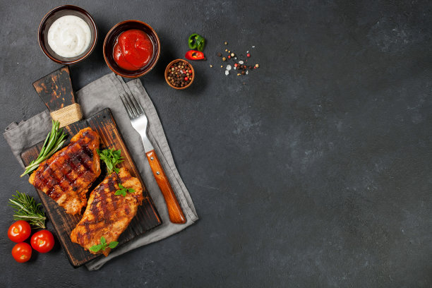 猪排放在木板上图片下载