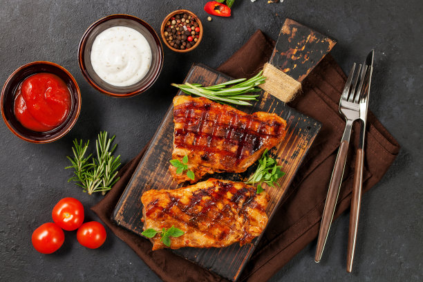 猪排放在木板上图片下载