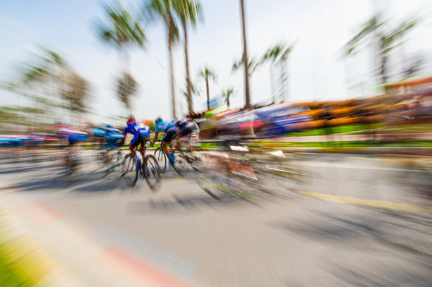 自行车赛模糊动作，竞争激烈图片下载