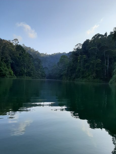 清澈的湖水图片下载