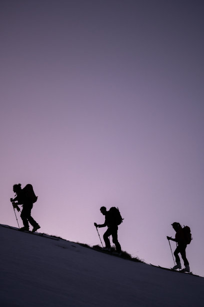 偏远地区的滑雪者攀登山脊图片下载