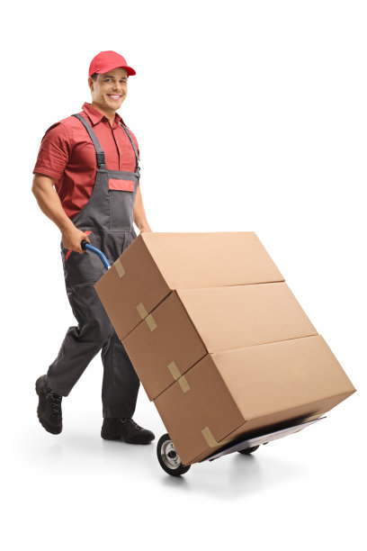 穿着制服的工人推着装满箱子的手推车图片下载