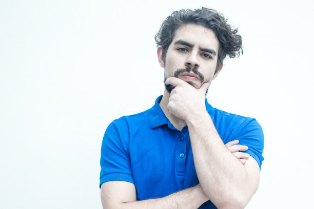 沉思自信的家伙摸着下巴图片下载