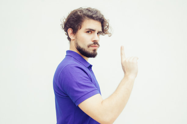 一边严肃的家伙指着食指向上图片下载