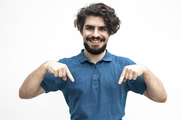 快乐快乐的家伙用手指向下图片下载