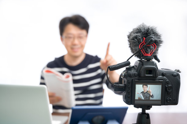 在线学习的概念。一位亚洲中年男教师准备在线学习。图片下载