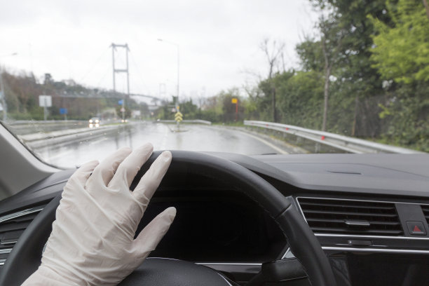 戴着防护手套开车，伊斯坦布尔，土耳其图片下载