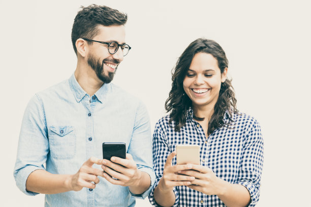 快乐情侣使用智能手机图片下载