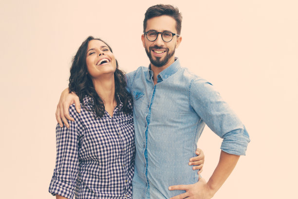 甜蜜幸福的情侣互相拥抱图片下载