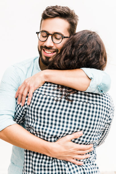 快乐的帅哥拥抱着女朋友图片下载