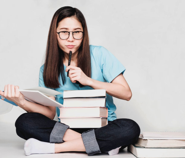 美丽的亚洲女学生在考试期间呆在家里，压力和懒惰读书图片下载