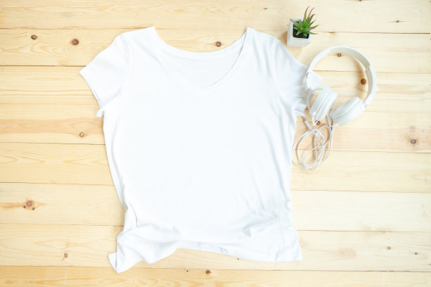 白色女t恤模型平躺在木制背景上。最高的前视图图片下载