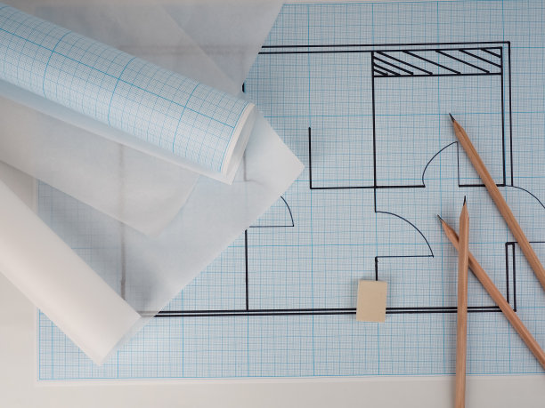 建筑图纸为公寓的布局设计，毫米纸，描图纸一卷一卷和铅笔图片下载