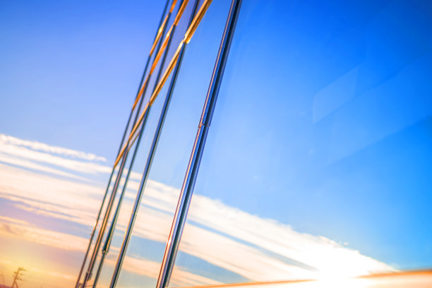 玻璃窗上的天空倒影图片下载