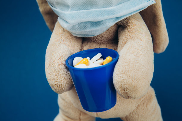 玩具兔子戴着医用防护面具图片下载