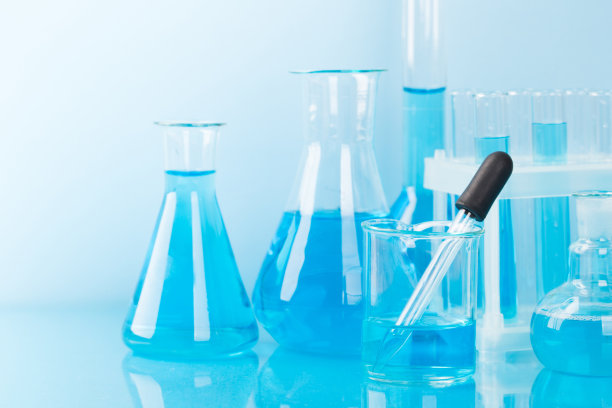 带吸管和试管的实验室玻璃器皿。科学实验室设备图片下载