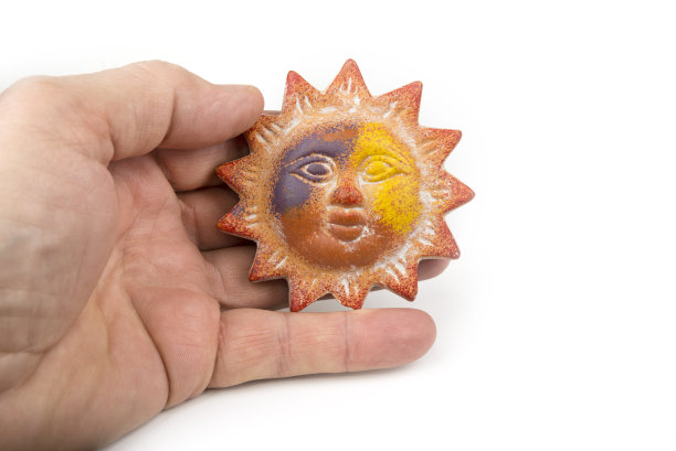 装饰陶瓷太阳在白色的背景图片下载