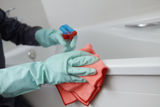 打扫浴室的男人图片下载