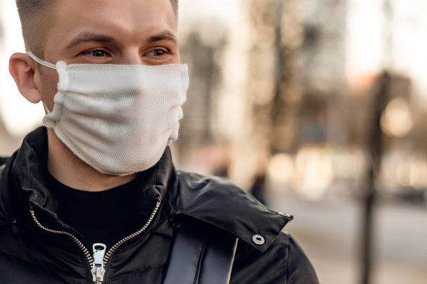 笔记本电脑的人。概念与复制空间。用现代电话打电话的年轻人的肖像。照片室内黄色背景。图片下载