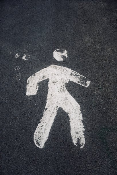 西班牙毕尔巴鄂市街道上的行人和交通信号灯图片下载