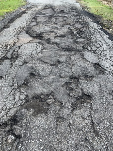 沥青路面状况不佳，坑洼不平图片下载