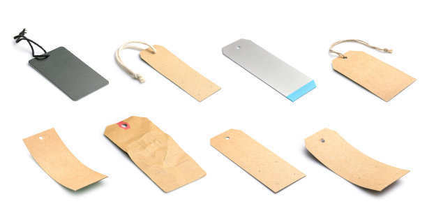 一套空白纸板标签的产品。工作室拍摄孤立的白色图片下载