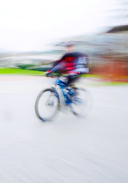 人们在西班牙毕尔巴鄂市的街道上骑自行车图片下载