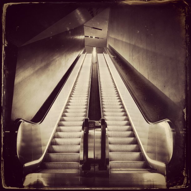 棕褐色的电梯图片下载