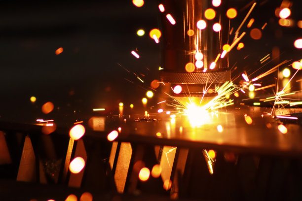 激光切割机切割金属板，明亮的火花飞溅出来。金属加工工厂的激光机器。图片下载