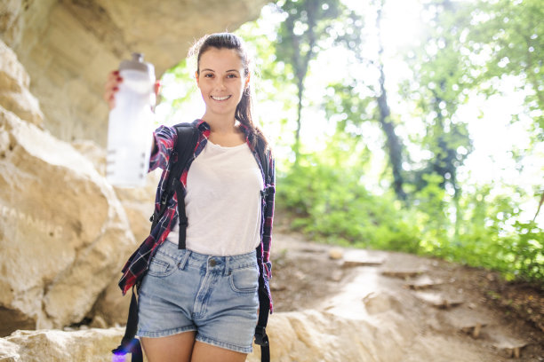 在山上行走喝水的女人图片下载