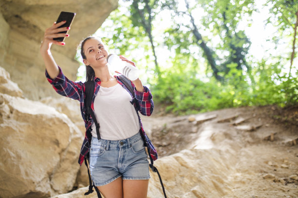 女人喝水，自拍，爬山图片下载