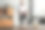 一个男人在家里用笔记本上在线学习瑜伽。图片下载