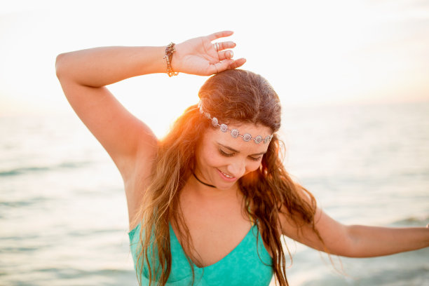 在海滩上跳舞的女人图片下载