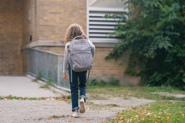 一个小学生走进学校图片下载