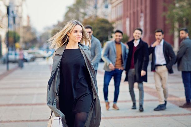 一个漂亮女人在街上走的肖像图片下载