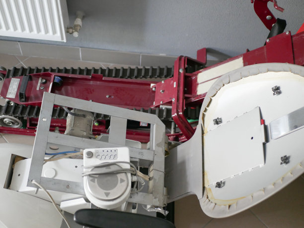 破碎的牙科椅。废弃医院里的破牙医椅图片下载