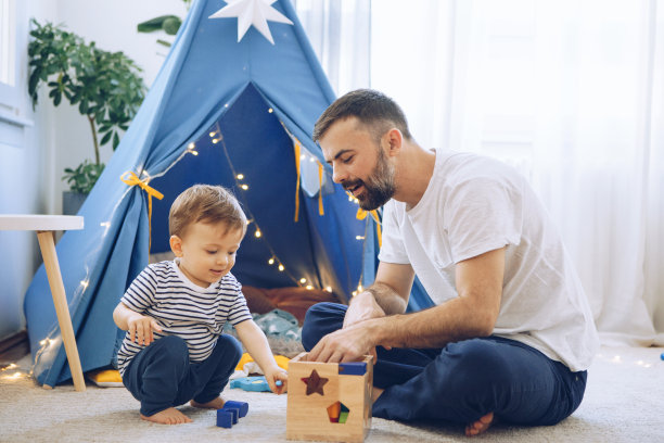 父亲和儿子玩图片下载