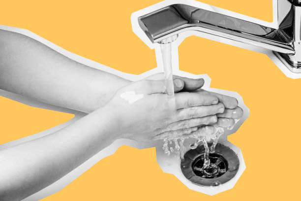 孩子在家里的浴室里冲洗洗过的手图片下载