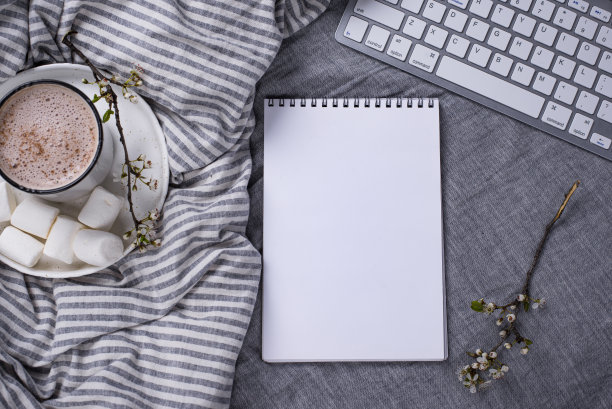 在床上放一杯咖啡或可可图片下载