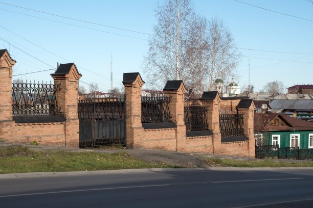 城市医院的旧砖围墙(1898年)，以叶尼塞斯克市为背景。克拉斯诺雅茨克地区。俄罗斯。图片下载