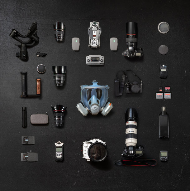防护口罩及收集镜头和照片的摄像机图片下载
