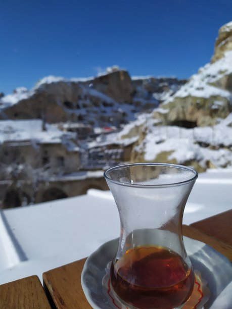 边喝茶边看风景。茶，茶杯和卡帕多西亚图片下载