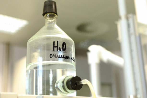 在实验室里进行化学实验装有化学试剂的彩色烧瓶。科学家手中拿着许多玻璃药瓶。漂亮的显色试剂溶液。黄色和棕色的试管图片下载