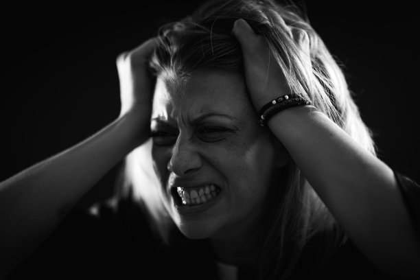 愤怒、沮丧的女性面孔图片下载