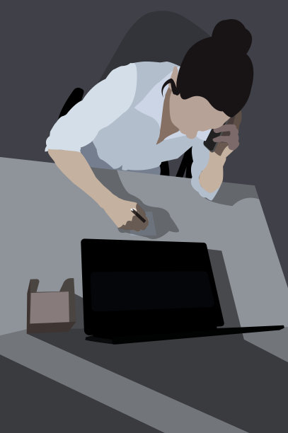 桌上放着笔记本电脑的女孩。素材图片