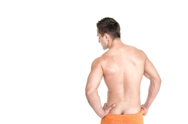 淋浴后的年轻帅哥。图片下载