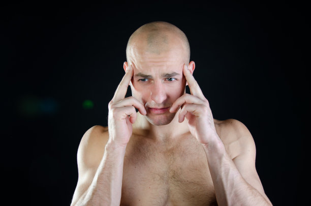 年轻有吸引力的男人和健康问题。图片下载