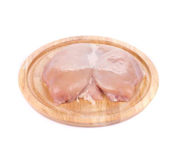 生鸡胸肉放在砧板上。图片下载