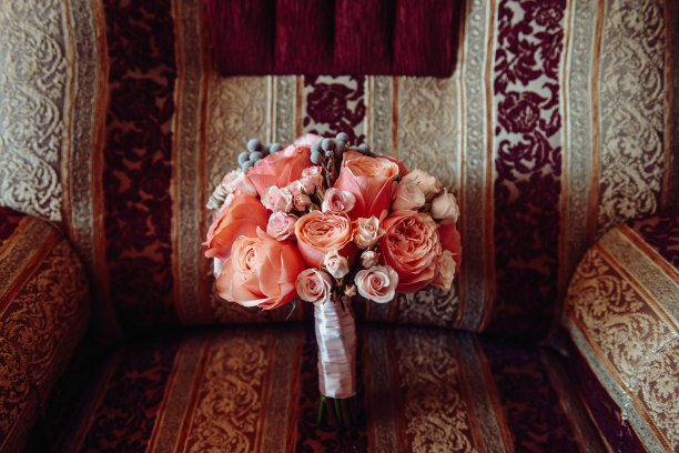 婚礼上新娘花束。顶视图的布局。婚礼的背景图片下载