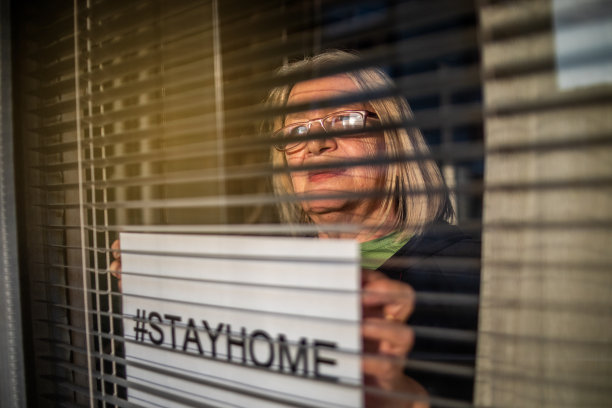 成熟的女人在白纸上拿着#呆在家里图片下载